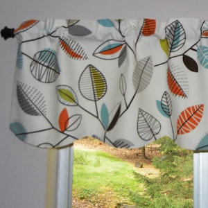 Cenefa de cocina festoneada. Tela Covington Carson Leaf. Estilo de mediados de siglo. Cortinas totalmente forradas.