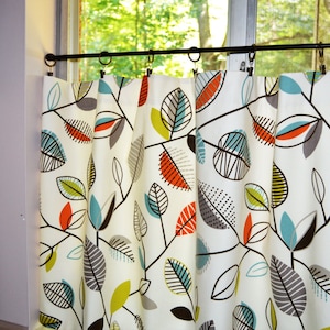 Retro Leaf Café Curtains . Covington Carson Leaf Curtains . Off White Background . Kitchen Tiers