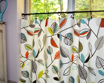 Retro Leaf Café Curtains . Covington Carson Leaf Curtains . Off White Background . Kitchen Tiers