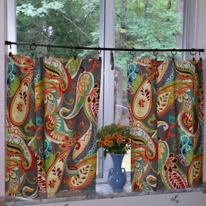 Graue Paisley Café Vorhänge. Covington Paisley Whimsy Stoff. Retro-Küchenschieber