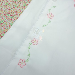 Enkel maskinbroderidesign med blommig vinranka och bönsöm