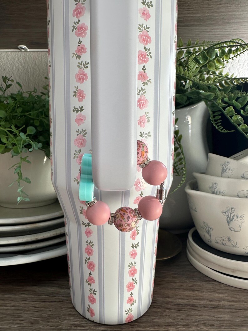 Op de afbeelding: Een set van drie keramische mokken met een gespikkelde, matte afwerking. De mokken zijn in cr&egrave;me, lichtgrijs en donkergrijs. Elke mok heeft een eenvoudig, minimalistisch ontwerp.