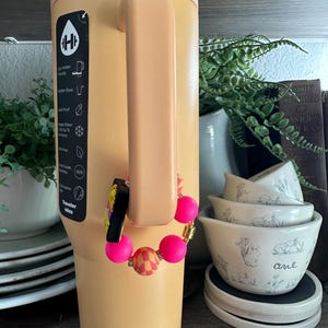 以下が含まれることがあります： つや消し仕上げの、斑点模様のセラミックマグカップ3個セット。マグカップはクリーム色、ライトグレー、ダークグレーの3色。各マグカップはシンプルでミニマルなデザインで、丸みを帯びたハンドルが付いています。