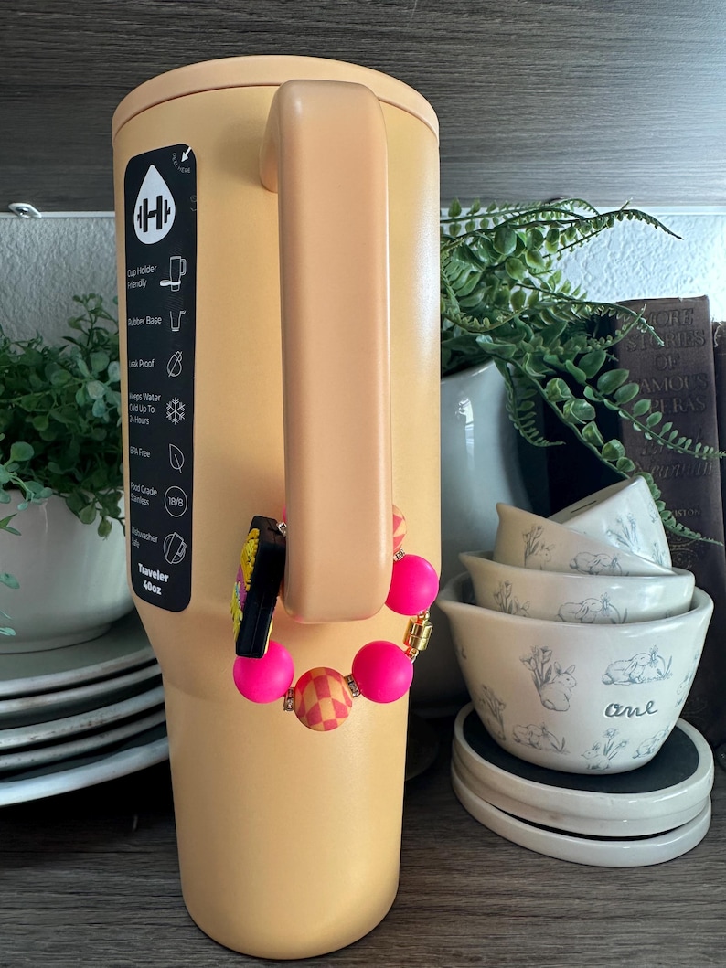 以下が含まれることがあります： つや消し仕上げの、斑点模様のセラミックマグカップ3個セット。マグカップはクリーム色、ライトグレー、ダークグレーの3色。各マグカップはシンプルでミニマルなデザインで、丸みを帯びたハンドルが付いています。