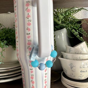 Puede incluir: Un letrero de madera r&uacute;stico con el texto "Welcome to our porch" en letras blancas. El letrero presenta un acabado envejecido y un dise&ntilde;o simple y acogedor, perfecto para la decoraci&oacute;n exterior.