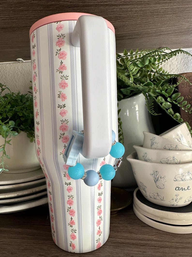 Puede incluir: Un letrero de madera r&uacute;stico con el texto "Welcome to our porch" en letras blancas. El letrero presenta un acabado envejecido y un dise&ntilde;o simple y acogedor, perfecto para la decoraci&oacute;n exterior.