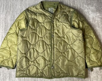 Vintage 1990s US Military M-65 Jacket Liner – M – 1991 Olive Quilted Cold Weather Coat – Authentic Army Surplus Field Liner