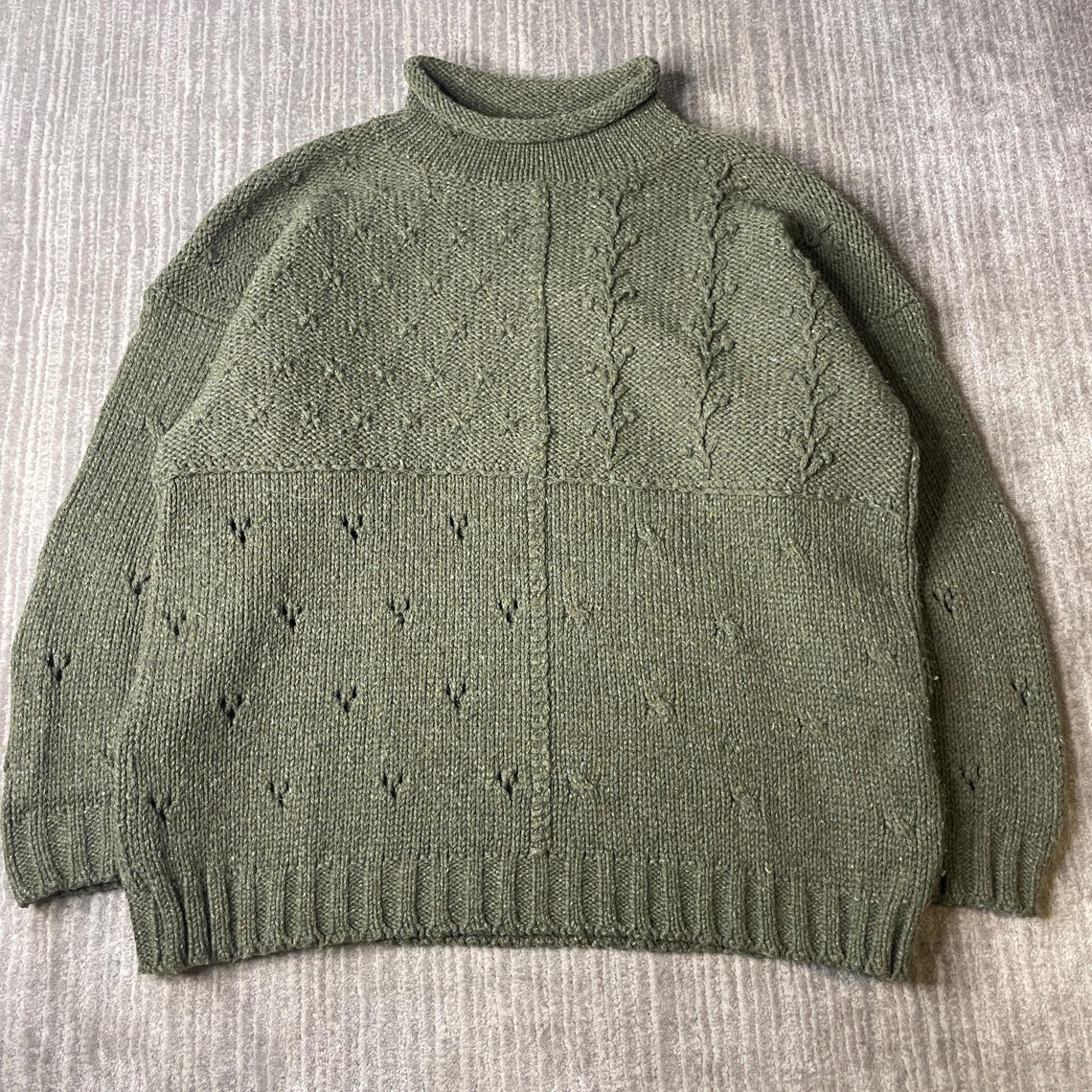 Vintage 90s Olive Green Turtleneck Sweater – Wool Blend Cable Knit – Chunky Textured Pullover – Cottagecore Grandpa Knit, foto 1 di 5