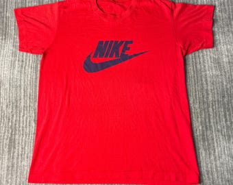 Vintage 1990s Nike Swoosh T Shirt – M – Red Spell Out Logo Tee – Classic Sportswear – Minimal Athletic Streetwear
