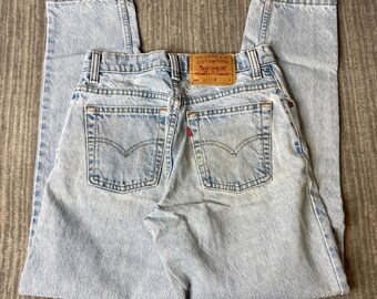 Vintage 1990s Levi’s 550 Jeans – 7 Short – Light Wash Relaxed Fit Tapered Leg Denim – Made in Canada