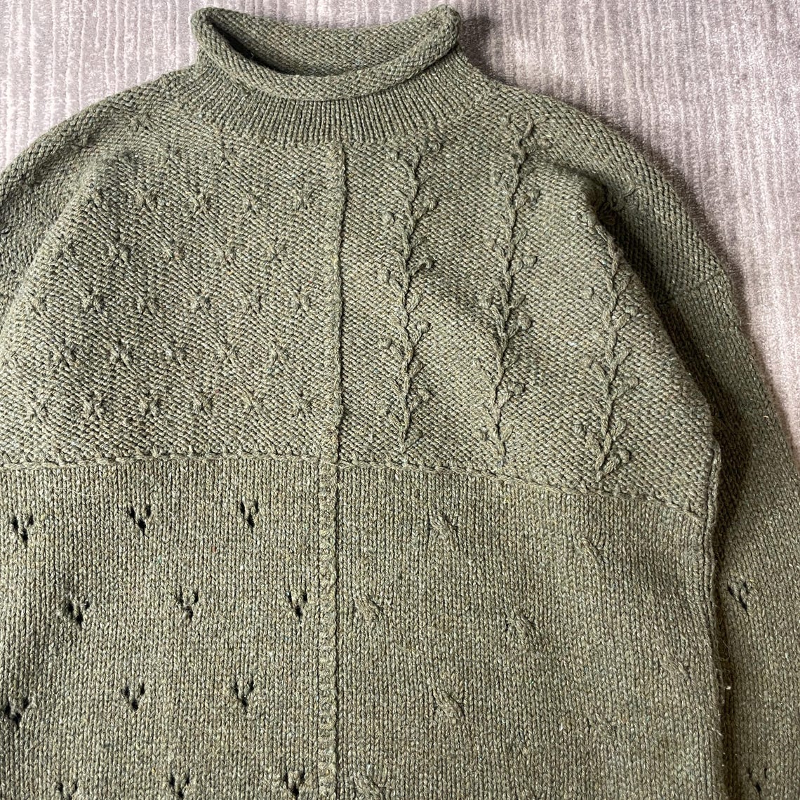 Vintage 90s Olive Green Turtleneck Sweater – Wool Blend Cable Knit – Chunky Textured Pullover – Cottagecore Grandpa Knit, foto 2 di 5