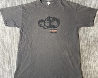 Vintage 2000s Yuri Gagarin Astronaut T-Shirt – Size M – Faded Gray Soviet Space Cosmonaut Graphic Tee