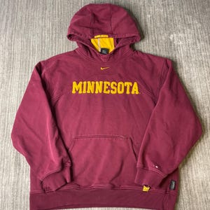 Vintage Nike Minnesota Hoodie aus den 2000er Jahren – Größe M – Kastanienbraun-goldenes College-Sweatshirt – Pullover im Used-Look mit goldenen Gophers-Motiven – Sportbekleidung für die Universität