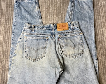 Vintage 1990s Levi’s 560 Loose Fit Jeans – W33 L32 – Light Wash Tapered Leg Denim – USA Made Classic Streetwear