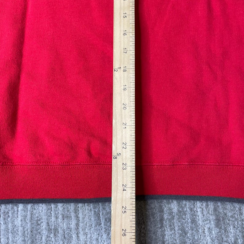 Sudadera vintage Disney de los años 2000 – Talla M – Cuello redondo bordado de Mickey Mouse rojo – Sudadera con bajo superpuesto y estampado de personaje imagen 7