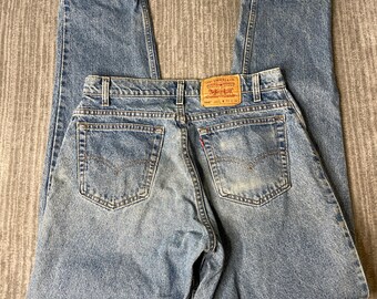 Vintage 1990s Levi’s 560 Loose Fit Jeans – W33 L32 – Light Wash Tapered Leg Denim – USA Made Classic Fit