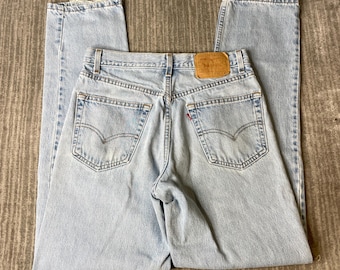 Pantalones vaqueros Levi's 550 vintage de los años 90 – Talla 32x34 – Hechos en EE. UU., corte relajado, denim lavado claro.