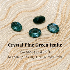 Peut inclure: Quatre cristaux ovales vert foncé à facettes disposés en groupe. Le texte indique : Crystal Pine Green Ignite, Swarovski 4120, 6x4/ 8x6/ 14x10/ 18x13/ 25x18mm. Ces cristaux présentent une surface polie avec de multiples facettes réfléchissantes.