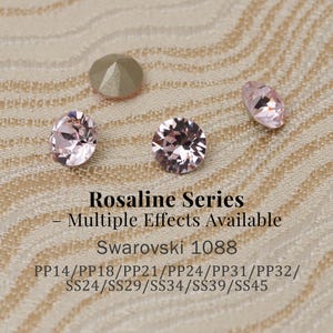Puede incluir: Primer plano de varios cristales Swarovski rosas y una cuenta facetada de aspecto metálico. Se muestra el texto "Rosaline Series - Multiple Effects Available", junto con códigos de tamaño.