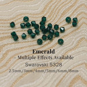 Puede incluir: Cuentas Swarovski 5328 esmeralda, de 2,5 mm a 8 mm, sobre un fondo texturizado. Las cuentas verdes facetadas tienen múltiples efectos disponibles.