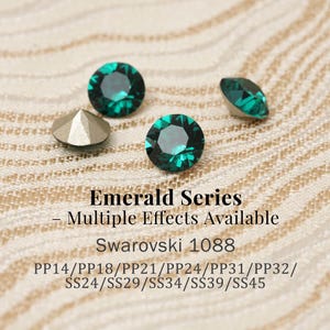 Puede incluir: Tres cristales redondos facetados de color verde esmeralda con parte posterior puntiaguda. El texto dice: Emerald Series – Multiple Effects Available, Swarovski 1088, PP14/PP18/PP21/PP24/PP31/PP32/SS24/SS29/SS34/SS39/SS45. Los cristales muestran un tono verde intenso.