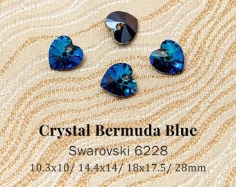 Puede incluir: Cuatro cristales en forma de corazón de color azul bermuda, con superficies facetadas y un orificio superior. El texto dice: Crystal Bermuda Blue, Swarovski 6228, 10.3x10/ 14.4x14/ 18x17.5/ 28mm. Estos componentes son para joyería.