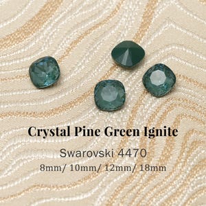 Peut inclure: Quatre cristaux taille coussin vert pin avec des surfaces facettées. Le texte indique : Crystal Pine Green Ignite, Swarovski 4470, 8mm/ 10mm/ 12mm/ 18mm. Ces pierres présentent une teinte verte profonde et translucide et une forme carrée.