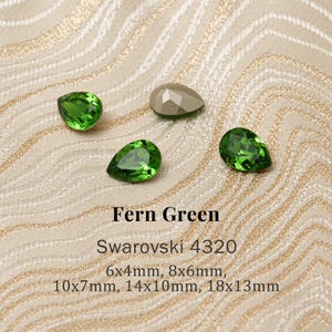 以下が含まれることがあります： さまざまなサイズのFern Greenスワロフスキーのクリスタル。6x4mm、8x6mm、10x7mm、14x10mm、18x13mmなど。クリスタルは洋梨型で、鮮やかな緑色です。1つのクリスタルはニュートラルな色です。