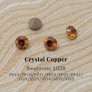 Puede incluir: Primer plano de varios cristales de Swarovski color cobre. La imagen muestra una variedad de tamaños y formas, incluyendo piedras redondas y facetadas. También se ve el texto "Crystal Copper" y "Swarovski 1028".