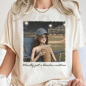 Barbie en campo de béisbol PNG, diseño divertido de cara de muñeca, gráfico para el día del partido de la mamá del sóftbol, descarga digital PNG de la camiseta de la criatura de las gradas