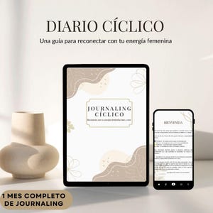 May include: A digital journal on a tablet and smartphone, with the text "DIARIO CÍCLICO" and "JOURNALING CÍCLICO". The tablet displays a journal cover with beige and brown abstract designs. The smartphone shows a welcome page. A beige vase is on the left.
