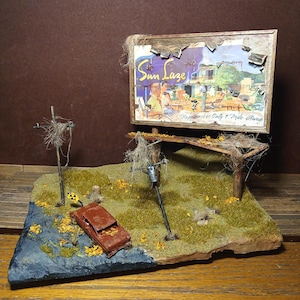 Puede incluir: Un juego de tres tazas de cerámica con un acabado mate moteado. Las tazas son de color crema, gris claro y gris oscuro. Cada taza tiene un diseño simple y minimalista y un asa redondeada.