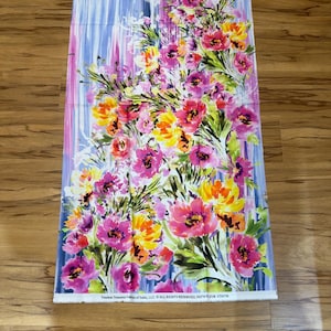 Könnte beinhalten: Ein rechteckiges Stoffstück mit einem lebendigen Blumenmuster aus rosa, gelben und violetten Blüten vor einem hellblauen und weißen vertikal gestreiften Hintergrund. Am unteren Rand steht der Text Timeless Treasures Fabrics of Soho, LLC.