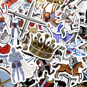 Könnte beinhalten: Eine Sammlung von Aufklebern mit mittelalterlichen Motiven. Die Aufkleber zeigen Ritter in Rüstungen, Schwerter, Kronen, Schilde und Ritter auf Pferden. Die Aufkleber sind in verschiedenen Farben gehalten, darunter Gold, Silber, Blau und Rot.