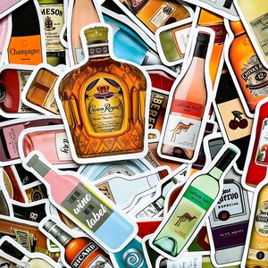 Op de afbeelding: Een verzameling stickeruitsparingen met verschillende drank- en wijnflessen. De stickers tonen merken als Crown Royal, Yellow Tail en Ricard. Sommige stickers hebben tekst zoals "I like the wine not the label."