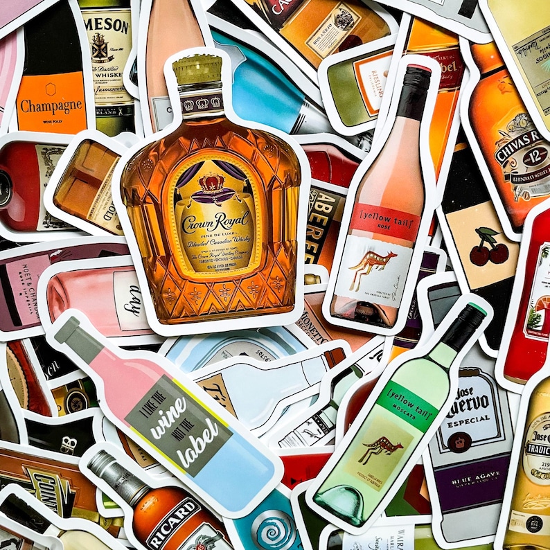 Op de afbeelding: Een verzameling stickeruitsparingen met verschillende drank- en wijnflessen. De stickers tonen merken als Crown Royal, Yellow Tail en Ricard. Sommige stickers hebben tekst zoals "I like the wine not the label."