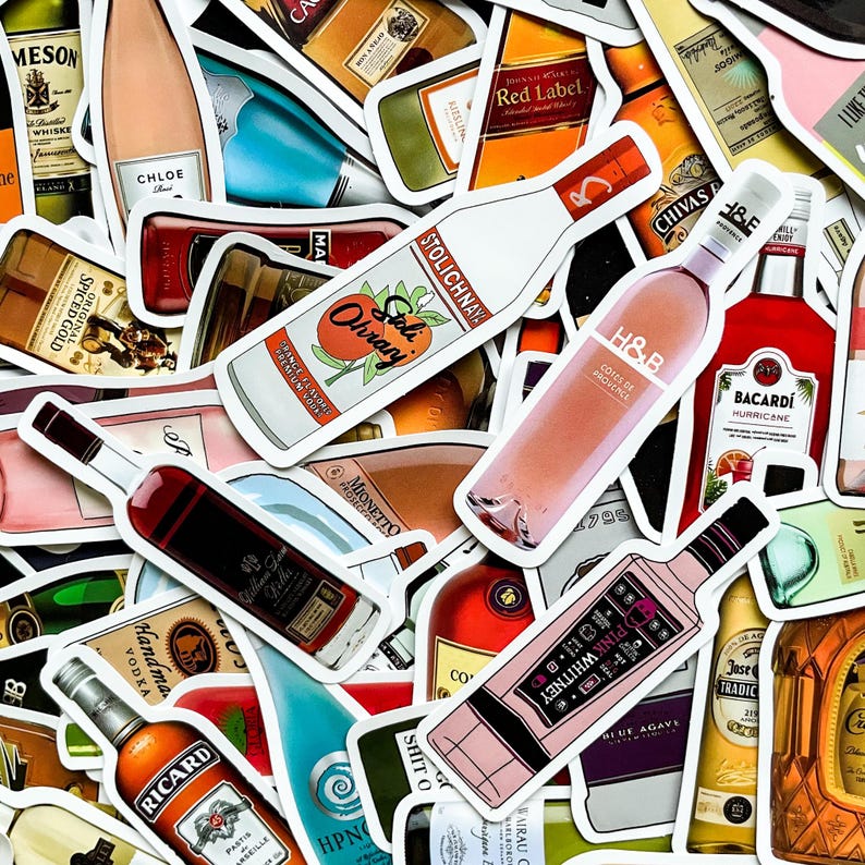 Op de afbeelding: Een verzameling stickers met verschillende drankflessen. De stickers tonen merken als Stolichnaya, Bacardi en Ricard, met labels in meerdere kleuren. De flessen vari&euml;ren in vorm en grootte, waardoor een divers assortiment ontstaat.