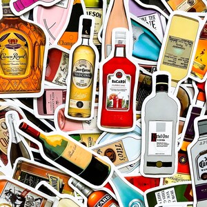 Op de afbeelding: Een collage van verschillende stickers van drankflessen, waaronder Crown Royal, Jose Cuervo, Bacardi Hurricane en Ketel One Vodka. De stickers hebben kleurrijke labels en merken, met een verscheidenheid aan vormen en maten. De afbeelding is een levendige verzameling alcoholische dranken.