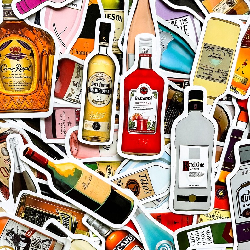 Op de afbeelding: Een collage van verschillende stickers van drankflessen, waaronder Crown Royal, Jose Cuervo, Bacardi Hurricane en Ketel One Vodka. De stickers hebben kleurrijke labels en merken, met een verscheidenheid aan vormen en maten. De afbeelding is een levendige verzameling alcoholische dranken.