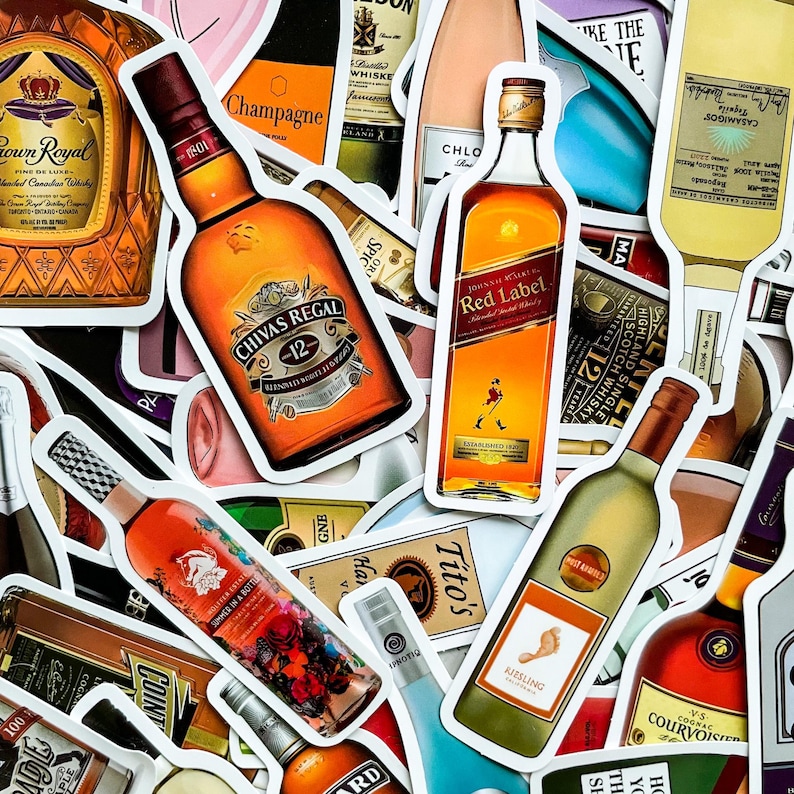 Op de afbeelding: Een verzameling stickers met verschillende drankflessen, waaronder Chivas Regal, Johnnie Walker Red Label en Tito's. De stickers tonen een verscheidenheid aan alcoholische dranken, met labels en branding prominent aanwezig.