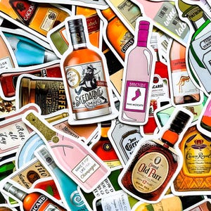 Op de afbeelding: Een verzameling kleurrijke stickers met verschillende merken alcoholische dranken. De stickers tonen flessen whisky, champagne en wijn. Sommige stickers bevatten merknamen zoals "Barefoot" en "Crown Royal".