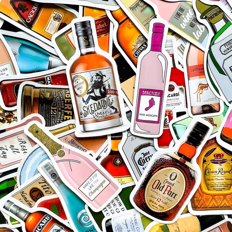 Op de afbeelding: Een verzameling kleurrijke stickers met verschillende merken alcoholische dranken. De stickers tonen flessen whisky, champagne en wijn. Sommige stickers bevatten merknamen zoals "Barefoot" en "Crown Royal".