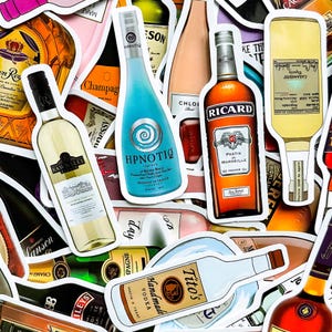 Op de afbeelding: Een verzameling stickeruitsparingen met verschillende drankflessen. De selectie omvat flessen champagne, wodka, pastis, tequila en andere alcoholische dranken. De flessen vari&euml;ren in kleur en vorm, met prominente etiketten en merken.