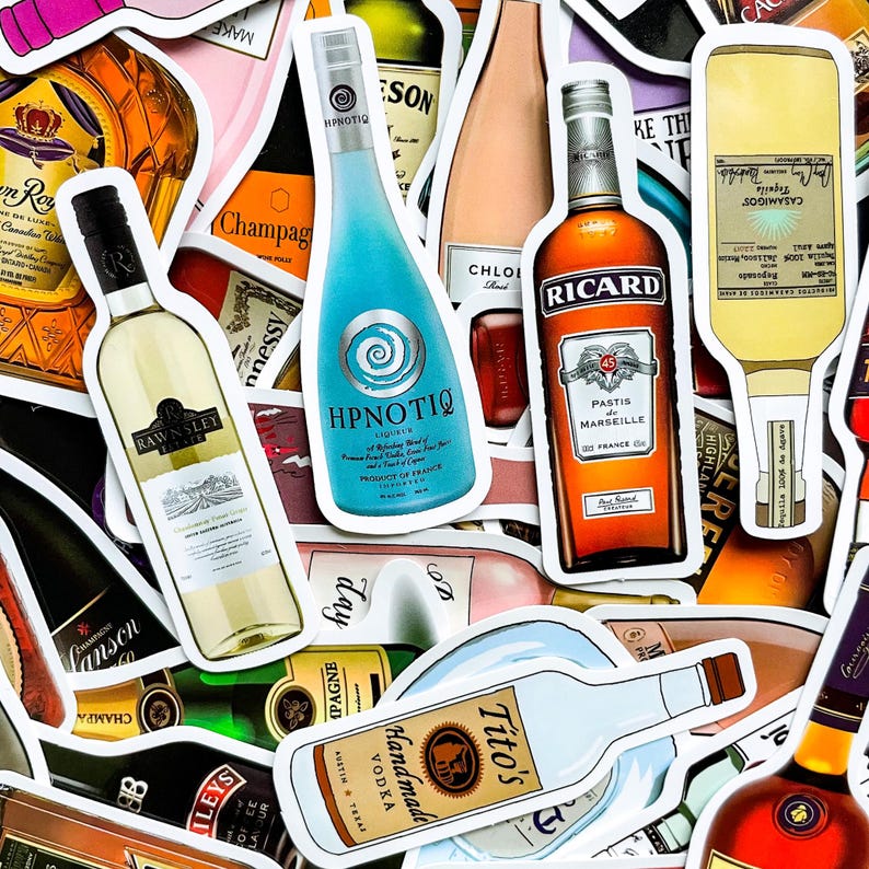 Op de afbeelding: Een verzameling stickeruitsparingen met verschillende drankflessen. De selectie omvat flessen champagne, wodka, pastis, tequila en andere alcoholische dranken. De flessen vari&euml;ren in kleur en vorm, met prominente etiketten en merken.