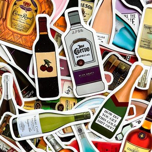 Op de afbeelding: Een verzameling kleurrijke stickeruitsparingen met verschillende drankflessen. De stickers bevatten merken als Crown Royal, Jose Cuervo en champagneflessen. Sommige stickers hebben tekst, waaronder "How do you get this gold shit off?"