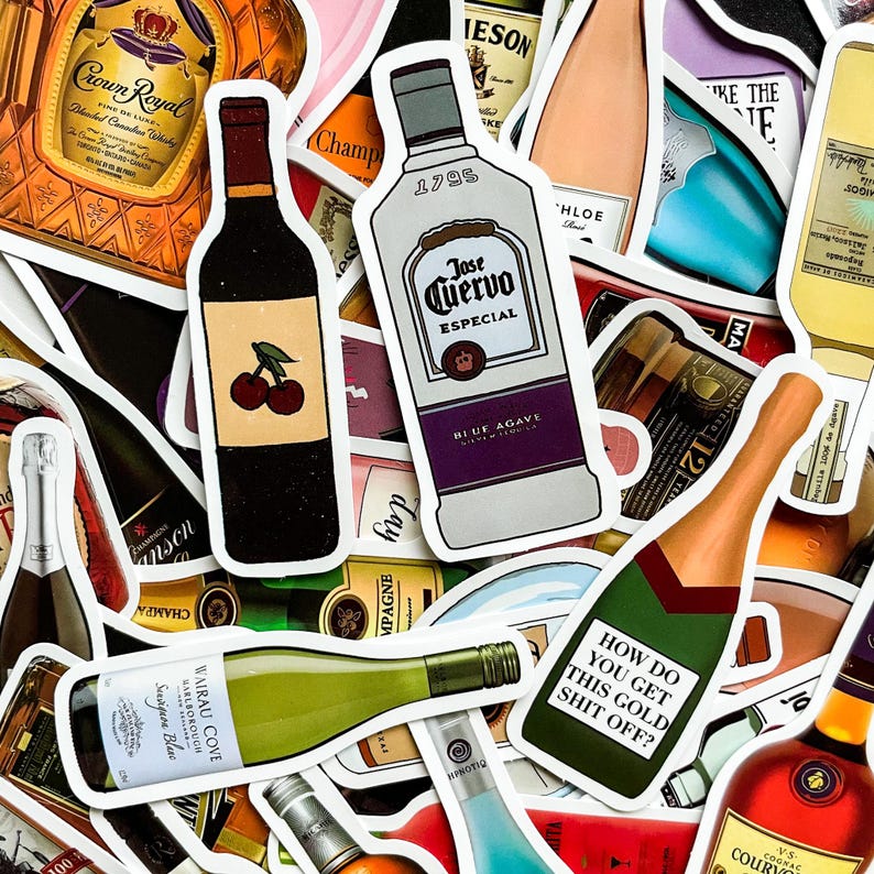 Op de afbeelding: Een verzameling kleurrijke stickeruitsparingen met verschillende drankflessen. De stickers bevatten merken als Crown Royal, Jose Cuervo en champagneflessen. Sommige stickers hebben tekst, waaronder "How do you get this gold shit off?"