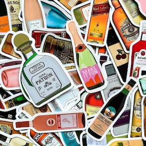 Puede incluir: Una colección de pegatinas con varias botellas de licor. Las pegatinas muestran marcas como Patron, Chivas Regal y Bacardi. Una pegatina dice "MAKE IT FUN" en una botella de champán. Las pegatinas son coloridas y tienen un borde blanco.