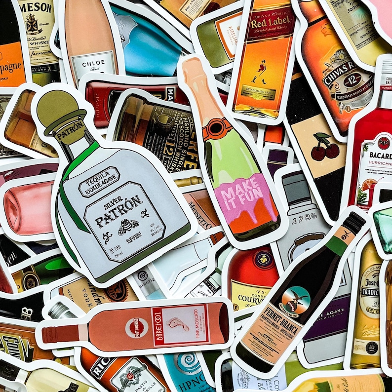 Op de afbeelding: Een verzameling stickers met verschillende drankflessen. De stickers tonen merken als Patron, Chivas Regal en Bacardi. Een sticker toont de tekst "MAKE IT FUN" op een champagnefles. De stickers zijn kleurrijk en hebben een witte rand.