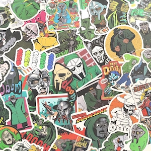 Puede incluir: Una colección de pegatinas coloridas con ilustraciones de un personaje enmascarado en varias poses y atuendos. Las pegatinas muestran una variedad de diseños, incluido el personaje con una capa con capucha verde y una máscara plateada. Algunas pegatinas tienen texto.