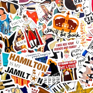 Könnte beinhalten: Eine Sammlung bunter Aufkleber mit Illustrationen und Text. Die Aufkleber zeigen historische Figuren, Kronen und Sätze wie "You'll be back" und "Hamilton is my Jamilt".